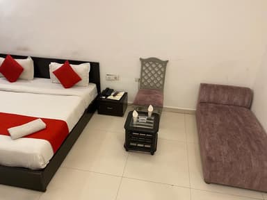 Delhi-airport-plaza-Deluxe-room1 front view
