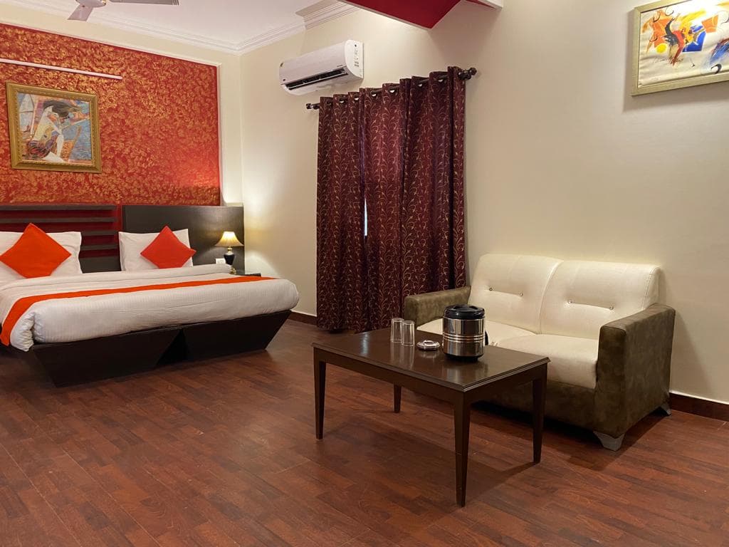 Delhi-airport-plaza-family-suite-room front view